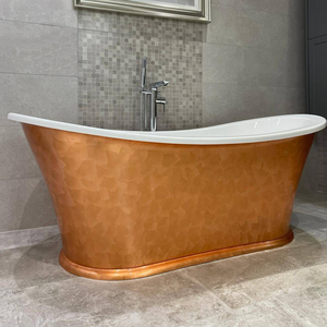 Bañera contemporánea con pedestal, con una superficie de cobre texturizado y un borde de esmalte blanco impecable. Disponible a precios de mayorista. - Product Image 1