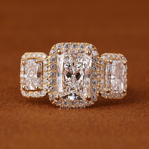 Bague de fiançailles en or massif 14 carats avec trois pierres halo en diamant de laboratoire taille radiant de 3 carats - Product Image 3