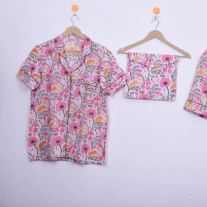 ชุดเสื้อและกางเกงขาสั้นพิมพ์ลายดอกไม้สีชมพูพร้อมกระเป๋าเข้าชุด - Product Image 1