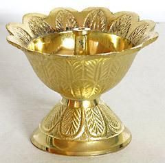 Cuenco decorativo de latón antiguo de diseño con patrón en relieve y asas para decoración de mesa en el hogar, principalmente utilizado como regalo para Diwali. - Product Image 2