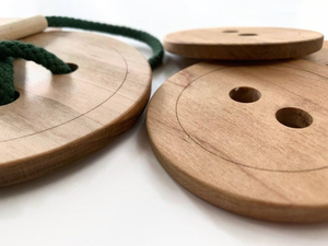 Juguete de Enhebrar con Botones de Madera, 2/4 Agujeros, Redondos, Montessori - Product Image 2