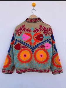 Chaqueta de Lino Beige con Bordado Suzani para Mujer, Chaqueta Boho con Bordado Floral Colorido, Cuello Alto, Forro a Rayas, Estilo Folclórico, para Invierno - Product Image 2