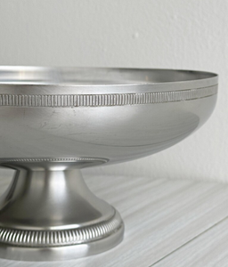 Corbeille à fruits minimaliste en métal argenté brossé, centre de table moderne, plat de présentation rond peu profond, décoration d'appoint métallique - Product Image 5