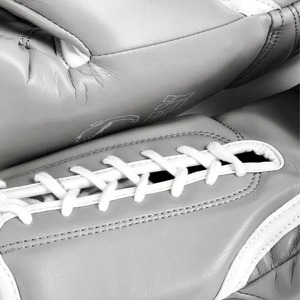 Guantes de Kickboxing con Cordones Color Gris, Modelo Reciente, Calidad Premium, Guantes de Boxeo de Cuero Genuino para Muay Thai - Product Image 6