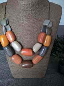 Collar de cuentas de resina geométricas a la moda con perlas de imitación de todos los colores en forma de bola, estilo clásico con cadena de eslabones. - Product Image 3