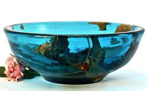 Bol artistique en résine époxy et bois, avec motifs naturels du bois scellés dans une résine brillante, pour un usage décoratif et de service. - Product Image 2