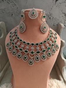Conjunto de Joyería AD con Collar de Gargantilla de Diamantes Americanos con Acabado Plateado y Pendientes Tikka, Conjunto de Gargantilla AD, Joyería Nupcial India de Bollywood - Product Image 6