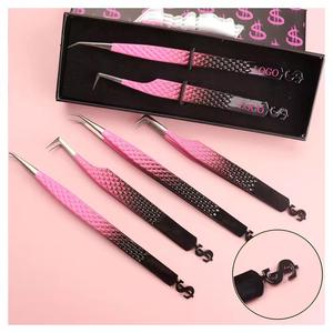 Juego de Pinzas para Pestañas Morje Surgical Logo, Herramientas de Precisión de Acero Inoxidable, Puntas Dentadas, 10 mm de Longitud, Caja con Diseño de Mariposa - Product Image 1