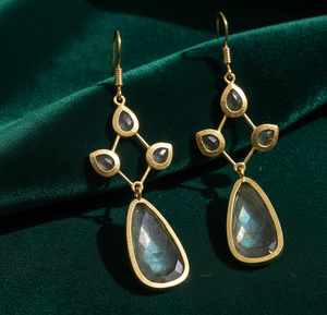 ต่างหูลาบราดอไรต์ธรรมชาติ |   รูปทรงลูกแพร์ แบบแฟนซีคัท |   เงินแท้ 925 ชุบทอง 18K |   ต่างหูแบบติดหูขนาด 6 นิ้ว น้ำหนัก 22 กรัม - Product Image 6