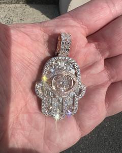 Colgante Hamsa con Esmeraldas y Moissanitas de Corte Redondo, Diseño Personalizado, en Plata de Ley 925, Joyería Hip Hop a Precio de Mayoreo - Product Image 5