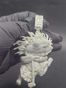 Colgante de Lujo con Diseño de Cabeza de Duende de Dibujos Animados en Plata de Ley 925 con Diamantes de Moissanita Completamente Engastados - Product Image 2