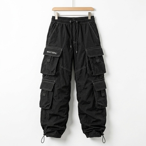 Pantalon cargo noir pour homme avec plusieurs poches, surpiqûres contrastées, chevilles ajustables, coupe ample, style streetwear utilitaire - Product Image 3