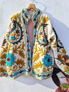 Abrigo de Talla Grande con Capucha y Hombros Caídos, Bordado Suzani de Terciopelo de Algodón Ecológico, Estilo Vintage, con Estampado Floral, para Mujer, de Bless International - Product Image 1