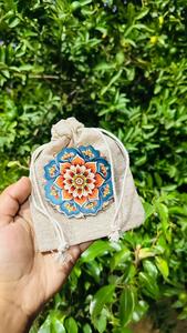 Bolsa premium mini dhori de yute con hermosas pegatinas para regalos de ocasiones especiales como bodas, festivales y Ramadán en India. - Product Image 4