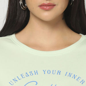 เสื้อยืดคอกลมคุณภาพสูง พิมพ์ลายสกรีน โลโก้สั่งทำ ผ้าฝ้าย 100% สำหรับผู้หญิง เนื้อผ้าหนา ระบายอากาศได้ดี - Product Image 5