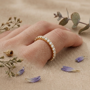 Bague de mariage en or avec diamants, style demi-éternité minimaliste, empilable, pour femme - Product Image 5
