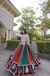 Tenue de festival indienne en coton mousseline imprimé, avec motif Gota, travail de dentelle à miroir véritable, Lehenga et Blouse brodée Kutchi Gamthi - Product Image 2
