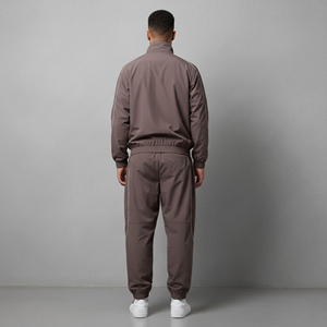 Survêtement marron pour homme, entièrement zippé, col montant, en polyester respirant, style streetwear décontracté, avec logo thermocollé et design de piping frontal - Product Image 2