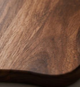 Planche à découper en bois de manguier finition noyer, planche à découper ondulée biologique avec poignée à œillet en laiton, plateau de service - Product Image 2