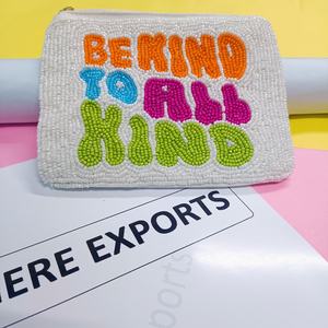 Bolsa de Almacenamiento de un Solo Compartimento con Diseño Desmontable y Frase Motivacional 'Be Kind', Hecha a Mano con Cuentas de Semillas de Algodón, de We Here Exports - Product Image 1