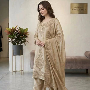 Traje de diseñador Hania Aamir Pharsi, conjunto de palazzo de seda de pierna ancha y corte ajustado, con bordado intrincado de Zari y lentejuelas, de lujo, pakistaní, para fiesta. - Product Image 1