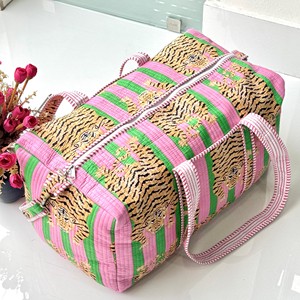 Bolsa de Viaje Tipo Weekender Acolchada con Estampado de Tigre, Rosa y Verde a Rayas, Cierre de Cremallera, Gran Capacidad, para Mujer - Product Image 1