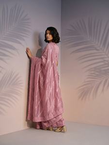 Sari en soie de framboise pure pour femme ELITE WEAVES, brodé avec des motifs Leheriya et une bordure à sequins, fabriqué en Inde - Product Image 3