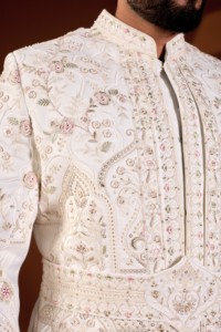 ชุดสูท Jodhpuri สีขาวงาช้างลายดอกไม้ฤดูใบไม้ผลิ Lachka พร้อมลายดอกชบาและดอกเดซี่สีพาสเทล  ชุดเบลเซอร์ Bandhgala ประดับเลื่อม - Product Image 4