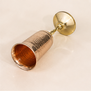 Copa de Cobre Martillado 100% Puro de Lujo con Tallo de Latón, Hecha a Mano, Vaso Ayurvédico para Beber Saludablemente y para el Hogar - Product Image 1