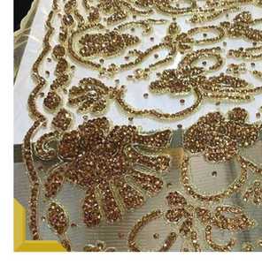 Tissu en dentelle de luxe brodé à la main avec strass dorés et perles, fleurs 3D en cristal lourd sur tulle pour robe de mariée - Product Image 2