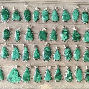 Collier pendentif en malachite verte naturelle, plaqué argent, cristal de guérison, éco-responsable, fait main, inspiré du Reiki, 100% - Product Image 4