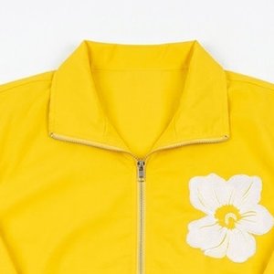 ชุดเซ็ตแจ็คเก็ตและกางเกงขาสั้นไนลอนกันลมสีเหลืองสำหรับผู้ชาย พิมพ์โลโก้ได้ตามต้องการ รุ่นยอดนิยม แห้งเร็ว เหมาะสำหรับฤดูร้อน สไตล์สตรีทแวร์ - Product Image 6