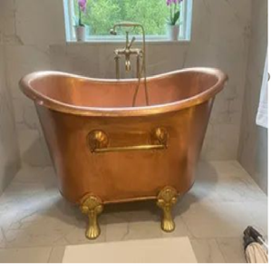 Baignoire en cuivre martelé à la main, dotée d'un corps hexagonal unique et de pieds rustiques ornés. Disponible aux prix de gros. - Product Image 5