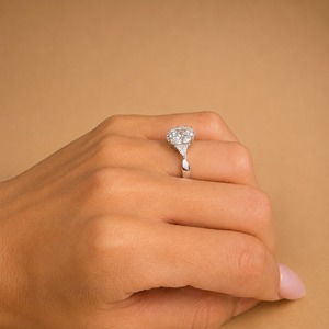 Bague de fiançailles en or blanc 14 carats avec diamant ovale de 2 carats cultivé en laboratoire, trois pierres, diamants latéraux taille triligne, clarté VVS2, couleur E, IGI - Product Image 4