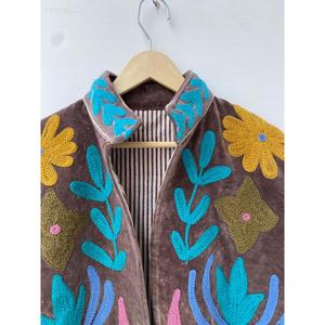 Veste en velours marron de qualité supérieure brodée avec un motif floral, col montant, manches longues, style bohème, manteau pour femme pour le printemps - Product Image 2