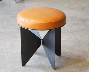 Pouf ottoman moderne rond en cuir beige avec base géométrique en métal, siège bas, chaise de vanité, repose-pieds décoratif pour salon et bar - Product Image 1