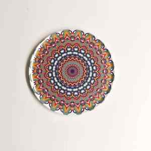 Conçue à des fins décoratives, cette assiette murale mandala colorée allie une esthétique contemporaine à des artisanats traditionnels. - Product Image 2