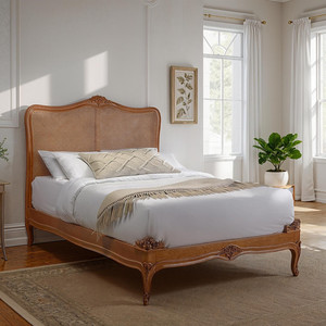 Le lit en rotin de style français Villeneuve présente un cadre en teck naturel avec une tête de lit en rotin distinctive, idéal pour une chambre à coucher. - Product Image 4