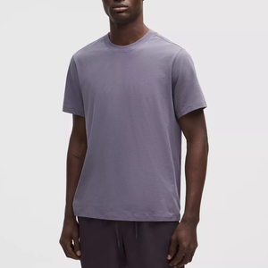 เสื้อยืดออกกำลังกายผู้ชาย แขนสั้น คุณภาพสูง ผลิตจากโพลีเอสเตอร์ 100% ปักโลโก้ด้านหน้าได้ตามต้องการ ไม่เป็นขุย - Product Image 1