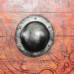 Escudo Redondo Vikingo Clásico de Madera, Artesanía Nórdica Hecha a Mano para Eventos Históricos, Disfraces y Decoración de Paredes - Product Image 6