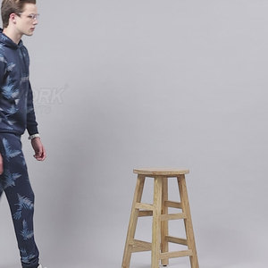 Chándal elegante de tela premium con tacto suave, perfecto para uso casual y estilo relajado. - Product Image 3