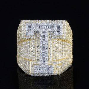 แหวนตัวอักษรประดับเพชรโมอิสซาไนต์ทรงกลม VVS แบบ Iced Out ตัวเรือนทำมือ ดีไซน์ฮิปฮอปหรูหรา ประดับเพชรทรงบาแกตต์ สำหรับแหวนผู้ชายและผู้หญิง - Product Image 1