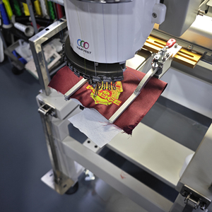 Machine à broder industrielle à tête unique, 10 aiguilles, pour tissus épais, lettres de petite taille, haute précision - Product Image 4