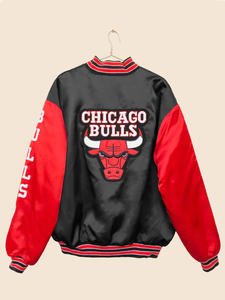 Chaqueta Varsity Negra Personalizada de Satén para Hombre, Chaqueta Bomber con Número 23 y Mangas en Contraste Rojo, Chaqueta Letterman de Béisbol al por Mayor - Product Image 3