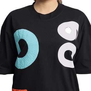 Ensemble deux pièces graphique pour femme : T-shirt noir coupe classique et short cargo imprimé abstrait coloré – Style décontracté streetwear en molleton de coton/bambou - Product Image 6