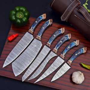 Juego de cuchillos de chef Damasco hechos a mano, colección de 6 cuchillos de cocina, mangos de madera azul, funda de cuero - Product Image 1