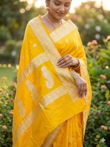 Sari Amarillo de Seda Orgánica Banarasi con Bordado Zari, Tradicional para Bodas Indias, Graduaciones, Fiestas en la Playa, Largo hasta el Suelo, para Mujer - Product Image 3