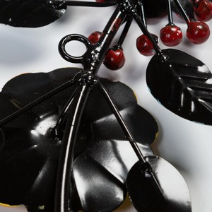 Couronne métallique vibrante avec des fleurs peintes colorées, des fougères vertes luxuriantes, des baies mélangées et des accents floraux fantaisistes pour la décoration - Product Image 6