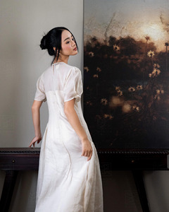 Robe midi en lin ivoire faite à la main avec broderie florale délicate et manches bouffantes, élégante tunique d'été artisanale coupe trapèze - Product Image 3