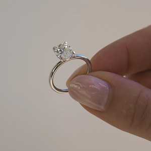 แหวนหมั้นมอยส์ซาไนต์ทรงรูปไข่ 2.01 กะรัต, แหวนทรงรูปไข่, รูปไข่ยาว, แหวนหมั้นมอยส์ซาไนต์, รูปไข่แบบไอซ์ครัช - Product Image 2